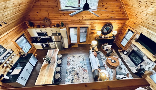 ⭐️⭐️Private cabin with Mountain Views and hot tub close to Pigeon Forge!