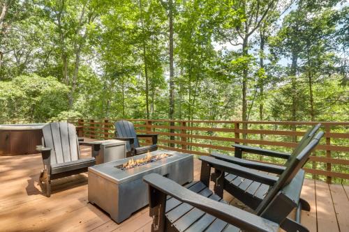 Private Hot Tub & Fire Pit: Family Broadway Cabin