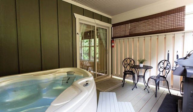Private Hot Tub & Fireplace, Extremely Clean Cottage