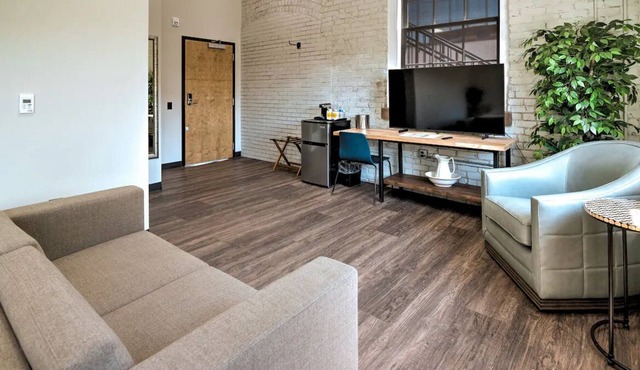 Private King Room Retreat in Historic Downtown!