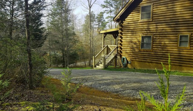 Private log home with lake/beach/River/Mountains/HOT TUB / Canoes/Pets.