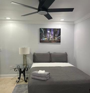 Private Queen Room Steps from University of Miami and Free Parking