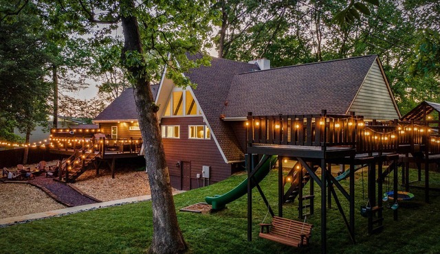 Private River Access A-Frame, Hot Tub, Fire Pit, Ping Pong, Fenced Yard, Playset