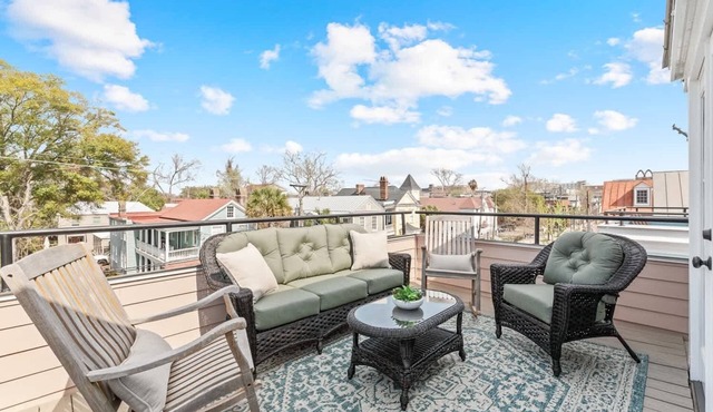 Private Rooftop Parking Walk to King St!