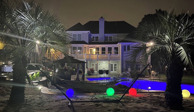 Private Suite with backyard pool oasis! No Parties