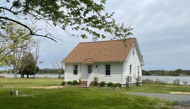 Private waterfront cottage with pool on Church Creek