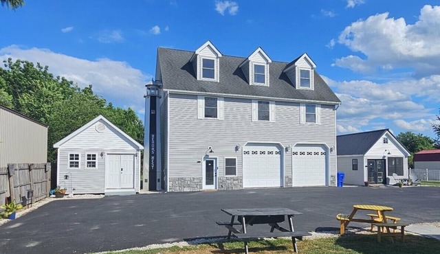 Quaint 3 Bedroom House Located Minutes from DE Turf & Historic Dover