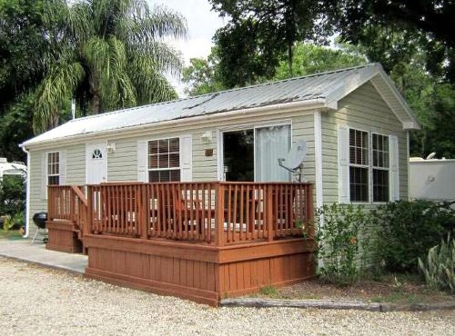 Quaint Cabin with Comfy Interior in Inverness, Florida