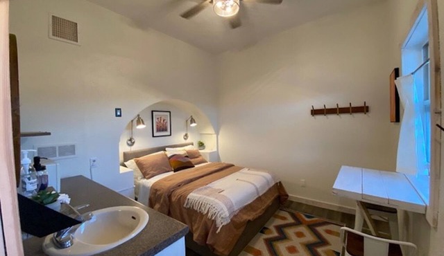 Queen, river view, disc golf, kayaks, ATV, wildlife, hiking, beach, pet friendly in Moab