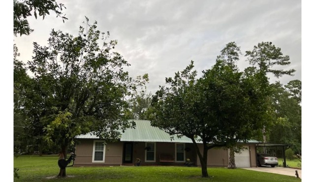 Quiet 3 bedroom 2 bath home with screened in patio