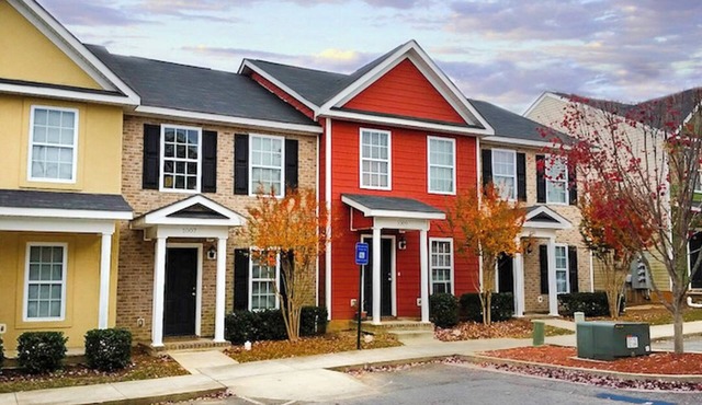 Quiet Gated Community-Spacious 2BR/2.5BA Townhouse-Reserved Parking