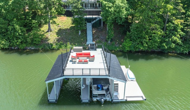 Quiet Lakefront. HUGE 5/3. Deep Water. Pontoon boat available.