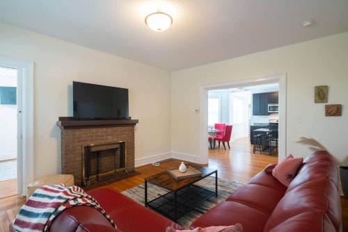 “Red” 2-bedrm Apt in Jenkintown w/Free Parking