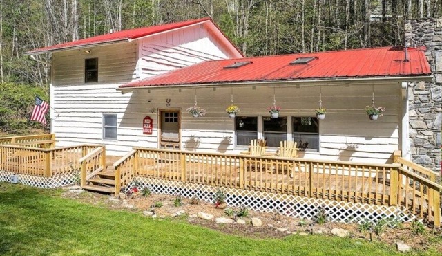 Red Deer Lodge - 3 BR, Creekside, Minutes from Ski Area