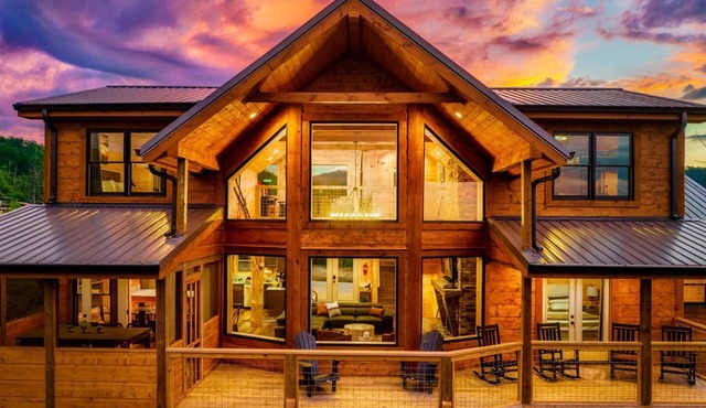 Red Hawk Retreat - Luxury Furnishings, Private Pool, + More!