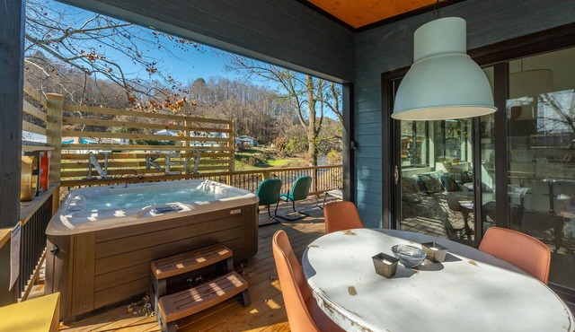 Reflections on Mill Creek | Hot Tub & Walking Distance to Old Fort!