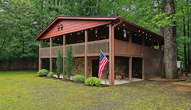 Relax at Clear Creek Family Retreat – Cozy Ellijay Cabin by the Water