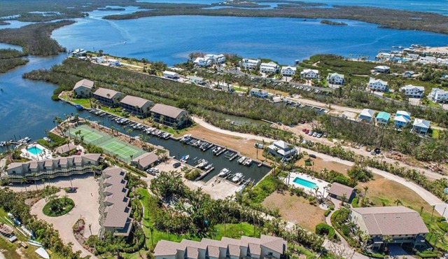 Relax at Pine Island, 2 bed 2.5 bath. 3 Bikes, 2 Kayaks, 2 heated pools new pier