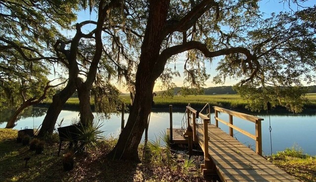 Relax in cozy cottage on the creek in Edisto!