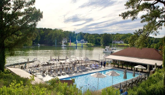 Relax & Recharge in 2 Vista Suites! Seasonal Pool, Courtyard + Free Parking!