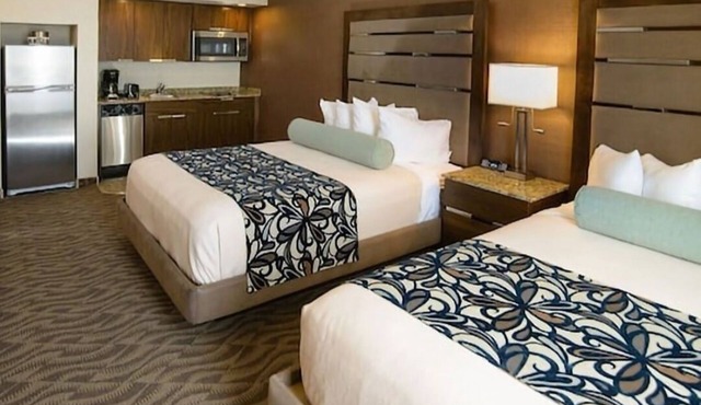 Relaxing, Amenity Full, Boardwalk Studio w/pool & hot tub -mins from the beach!