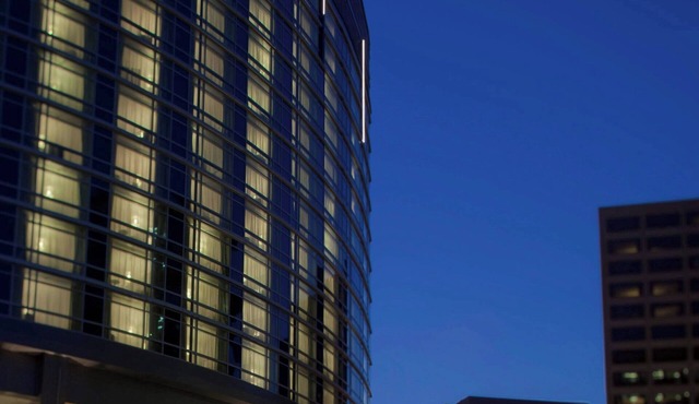 Renaissance Arlington Capital View Hotel