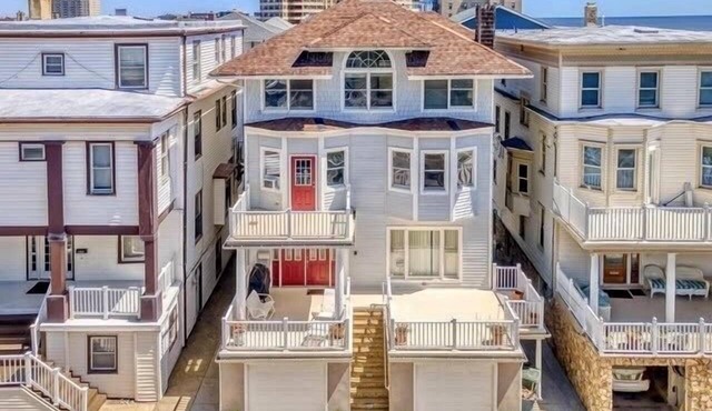 Renovated 5BR Beach Retreat · Sleeps 14 · Ocean Views · Park 4 Cars