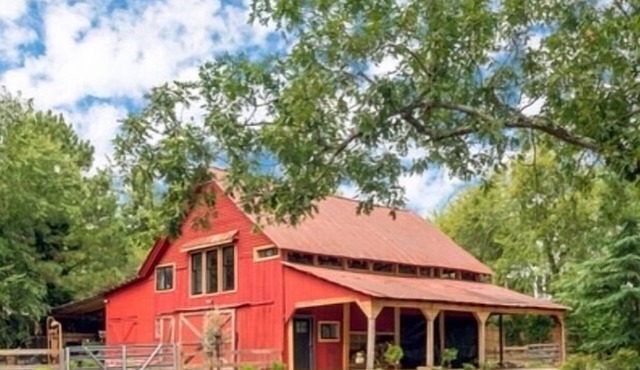 Renovated Charming Barn in Historic Roswell