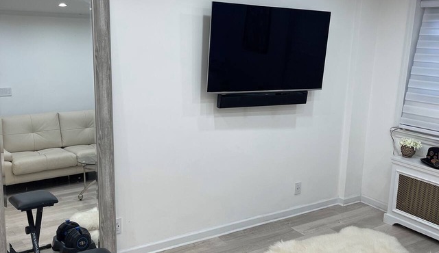 Renovated-Jacuzzi Tub Home NYC/LGA/JFK Washer/Dryer