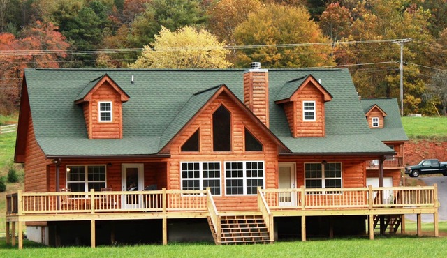 Renovated Riverfront Cabin mountain views-tubing, pool, fish