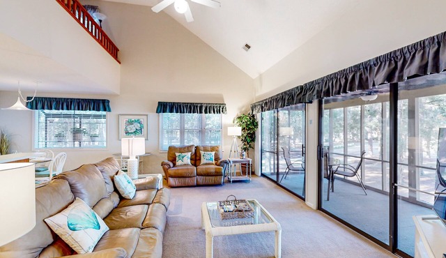 Resort condo with A/C & near golf & beach - snowbird-friendly