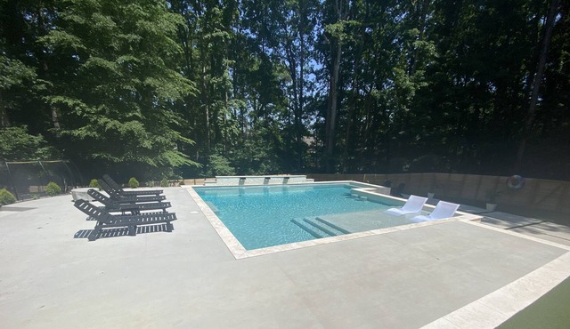 Resort Style Pool in Boho mini mansion, 5 beds, TWO primary en-suites!
