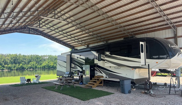 River front RV with WiFi and AC in lovely Savannah, TN.