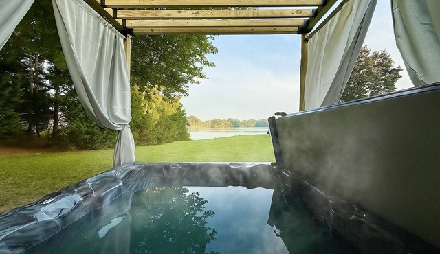River Haven — Firepit, Hot Tub, Views, Amenities Galore!
