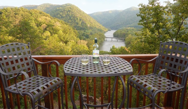 River Magic, Romantic Luxury Log Cabin with Hot Tub