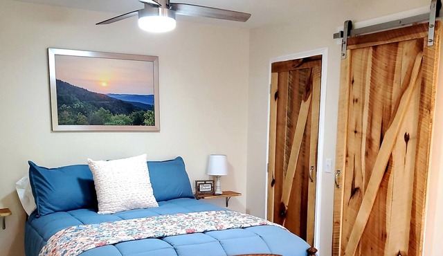 River Point Retreat-mini-farm, fire-pit, near hiking, dining, shopping, skiing