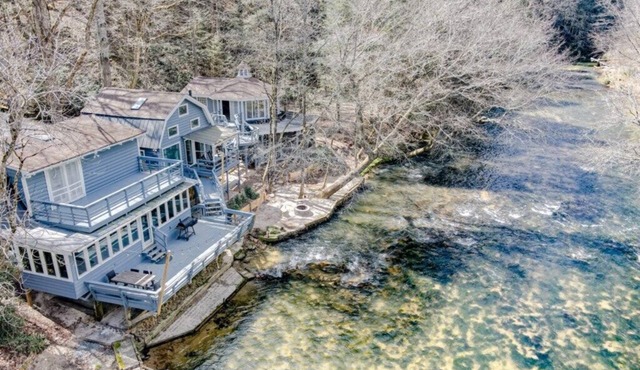 River Prop · Spacious Rustic River Cabin 5 BR & 3.5 Bath w Hot Tub