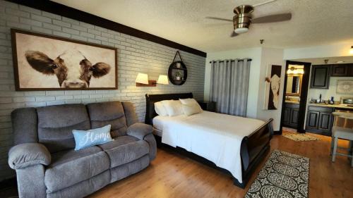 River Ranch Getaway! First Floor, Steps to Pool! 136