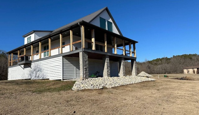 RIVERFRONT NEW 4-bedroom house with WiFi and AC in Calico Rock