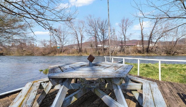 Riverfront refuge, cozy retreat by Watauga River