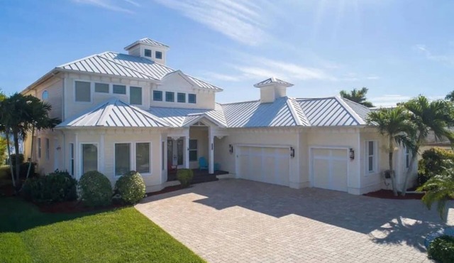 Riverhouse Pearl - Cape Coral Riverfront Villa with Dock