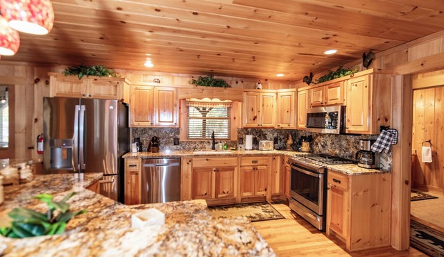 Riversong Log Cabin on Toccoa River - hot tub, large yard with firepit