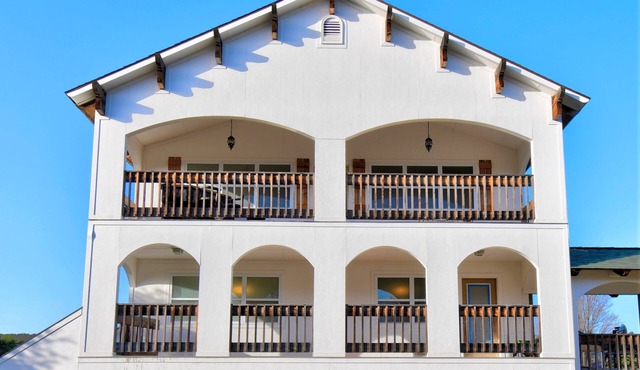 Riverview Upper, 1BR/1BA, 2 Balconies, Sleeps 4