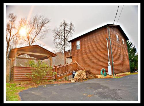 Romantic Cabin Retreat with a Hot Tub near Sevierville, Tennessee