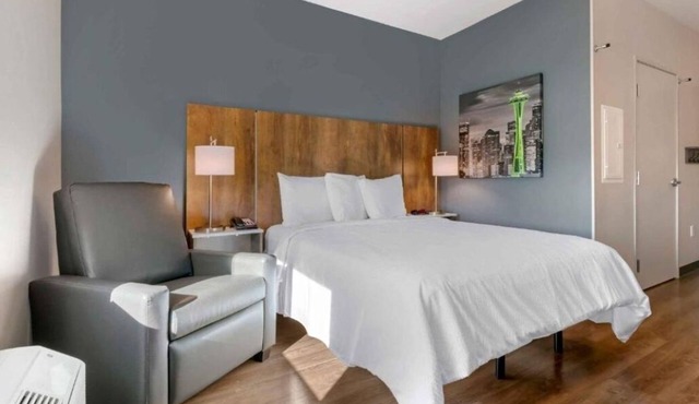 Romantic Retreat | Elegant Suite | Free Breakfast | Outdoor Pool | Kitchen