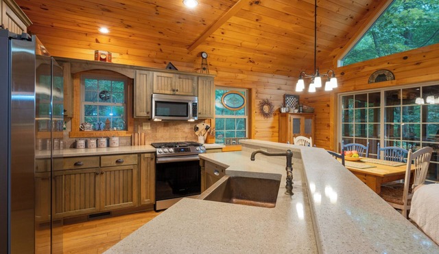 Romantic Stone Cabin, Private Waterfalls, Hot Tub, Pet Friendly, WiFi, Decks