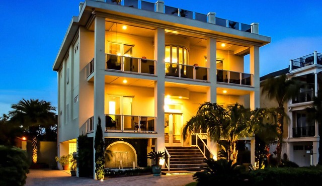 Roof Top Deck w/Ocean Views, Heated Pool Access