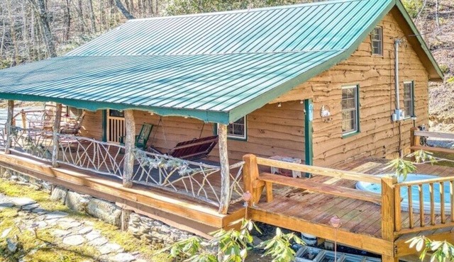 Roughin' it - Secluded, Rustic 2 BR/1 BA Mountain Cabin, Hot Tub, Private