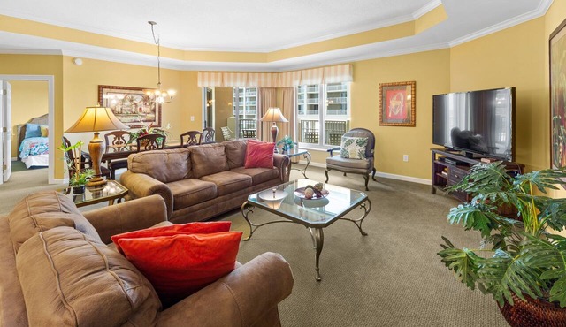 Royale Palms 704 Elegant Oceanview w/Pool & Beach
