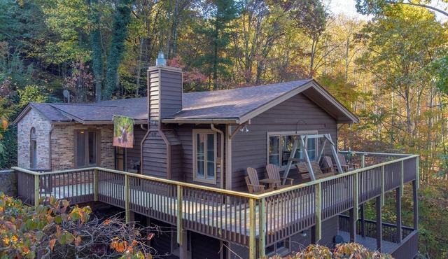 Ruby Retreat – Mountain Views, 2 Decks, Fire Pit, Creek, Fast WiFi, Generator